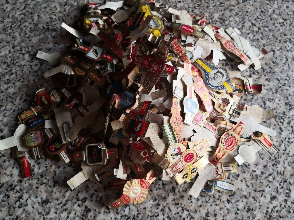 Lotje oude sigarenbandjes, Enlèvement, Bagues de cigare