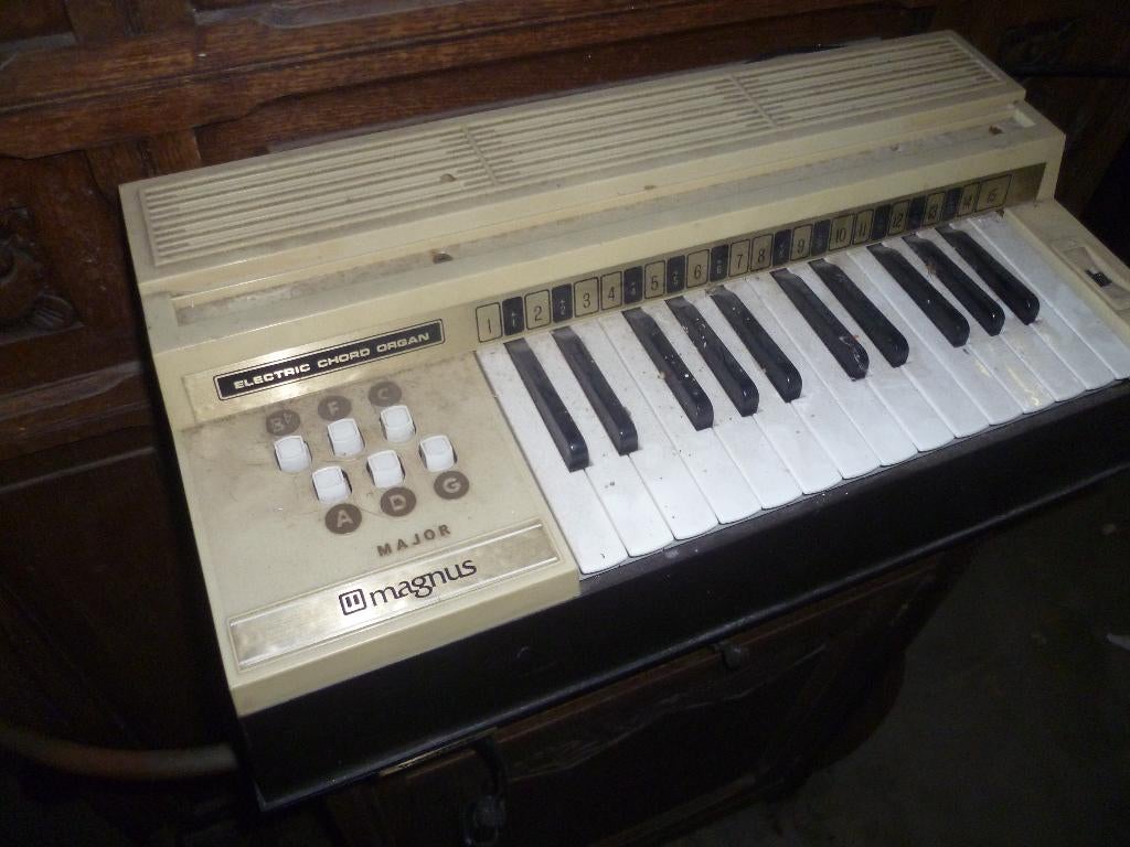 OUDE KLEINE ELECTR PIANO, Antiquités & Art, Enlèvement