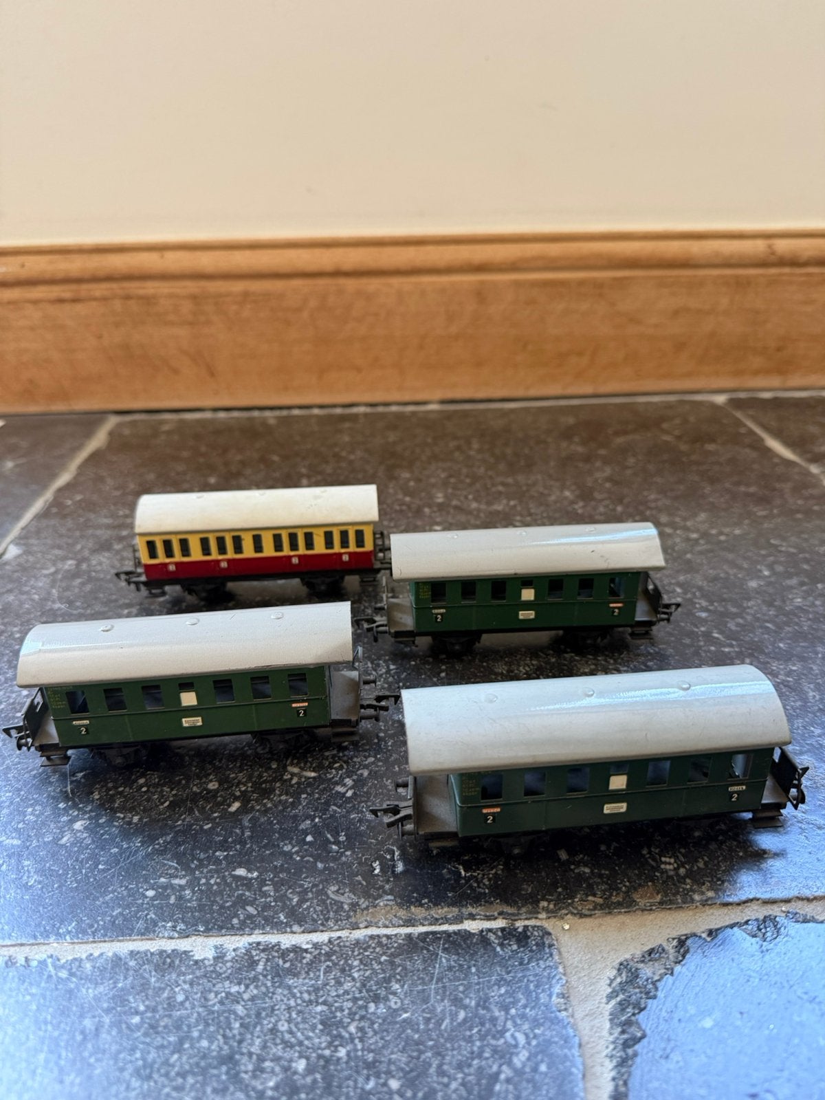 Fleischmann 4 Wagons H0, Hobby en Vrije tijd, Modeltreinen | N-Spoor, Gebruikt, Gelijkstroom, Fleischmann, Wagon
