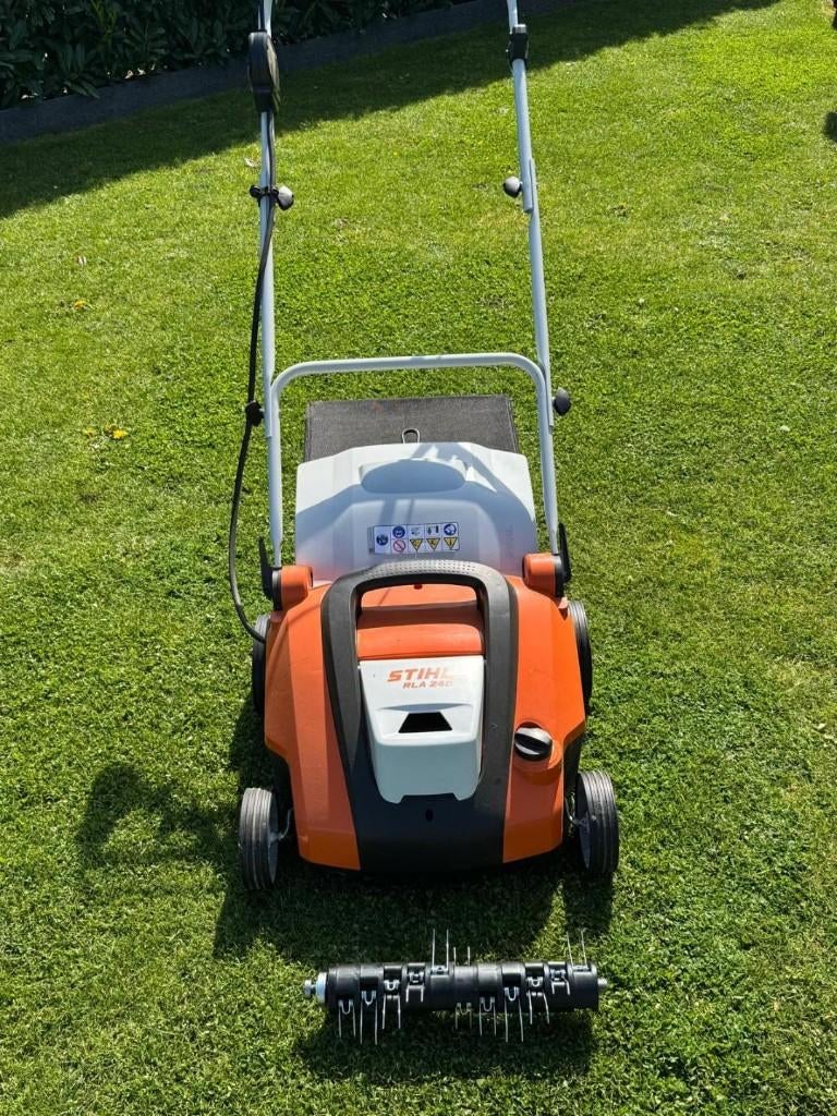 Scarificateur et aérateur sans fil Stihl RLA 240.0, Tuin en Terras, Verticuteermachines, Ophalen, Zo goed als nieuw, Accu, Stihl