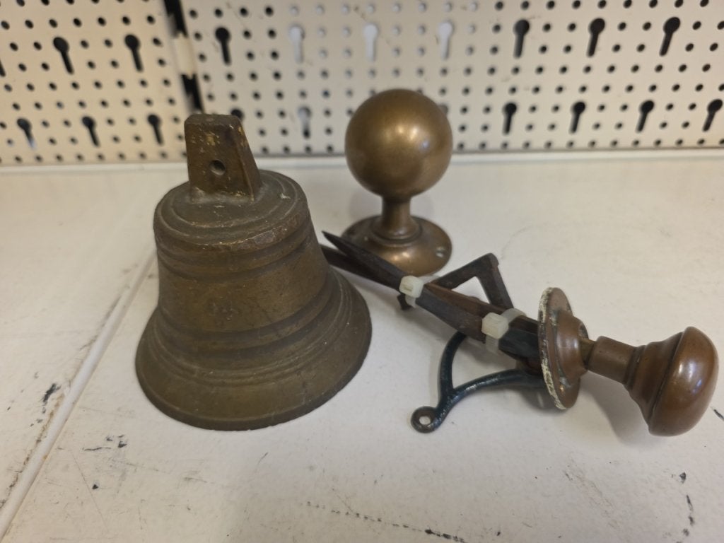 Bronzen trekbel nr 14 met deurbel trekker en deurknop