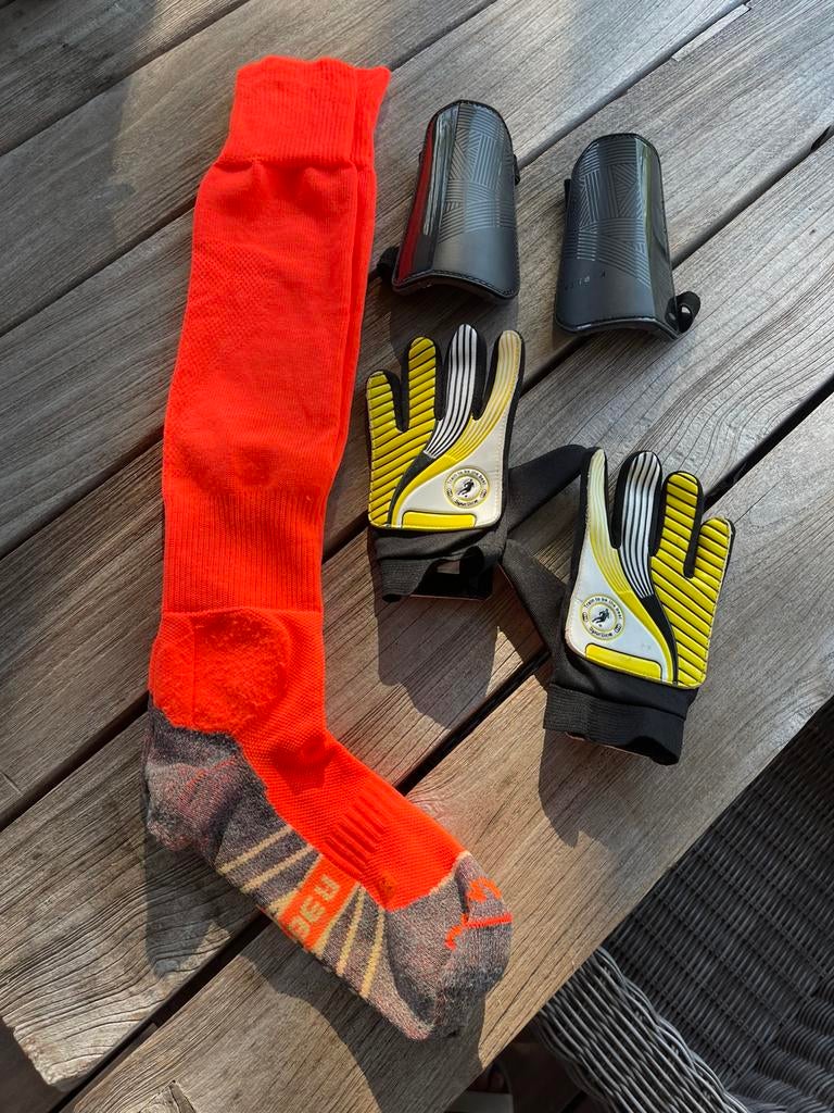 Voetbal : handschoenen, scheenbeen beschermers en kousen, Sports & Fitness, Football, Enlèvement, Gants