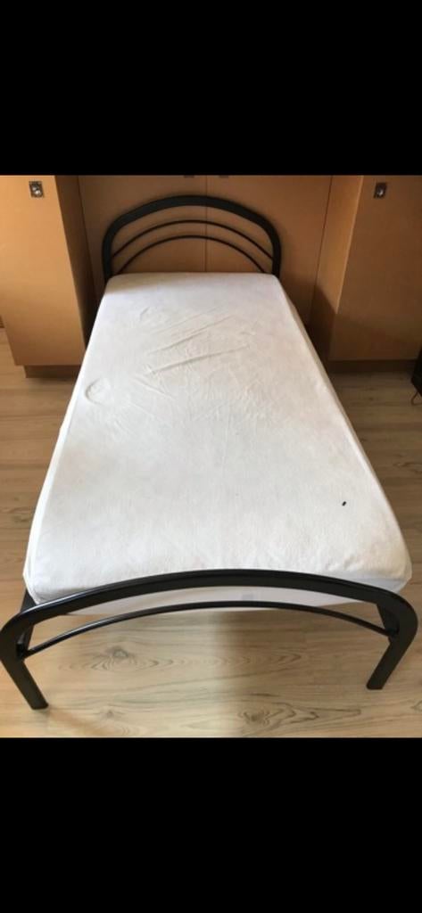 Eenpersoons bed, Huis en Inrichting, Slaapkamer | Bedden, Ophalen, Zo goed als nieuw, Eenpersoons, Zwart