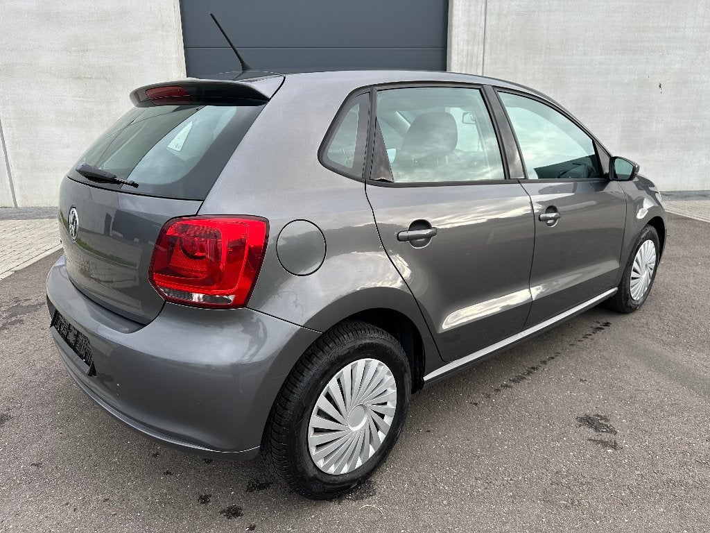 VW .. POLO .. 12cc .. 09/2013 ..  99.500 km ..  NIEUWSTAAT, Auto's, Voorwielaandrijving, Euro 5, Zwart, 99 g/km