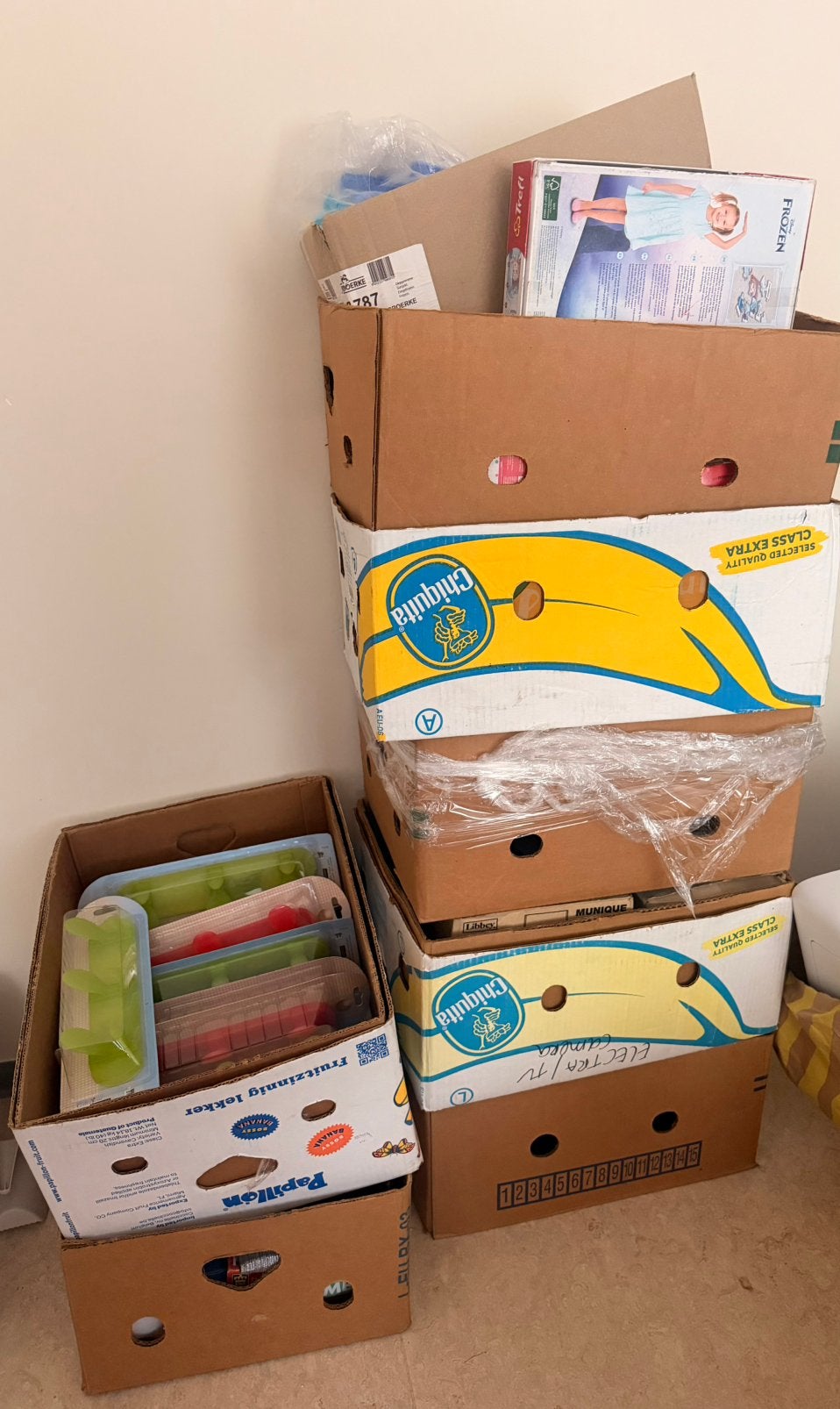 8 Dozen Ideaal voor Rommelmarkt, Ophalen, Zo goed als nieuw