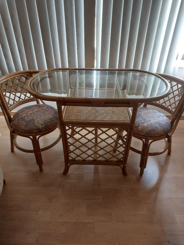 Rieten tafel en stoelen, Huis en Inrichting, Stoelen, Ophalen, Zo goed als nieuw, Twee