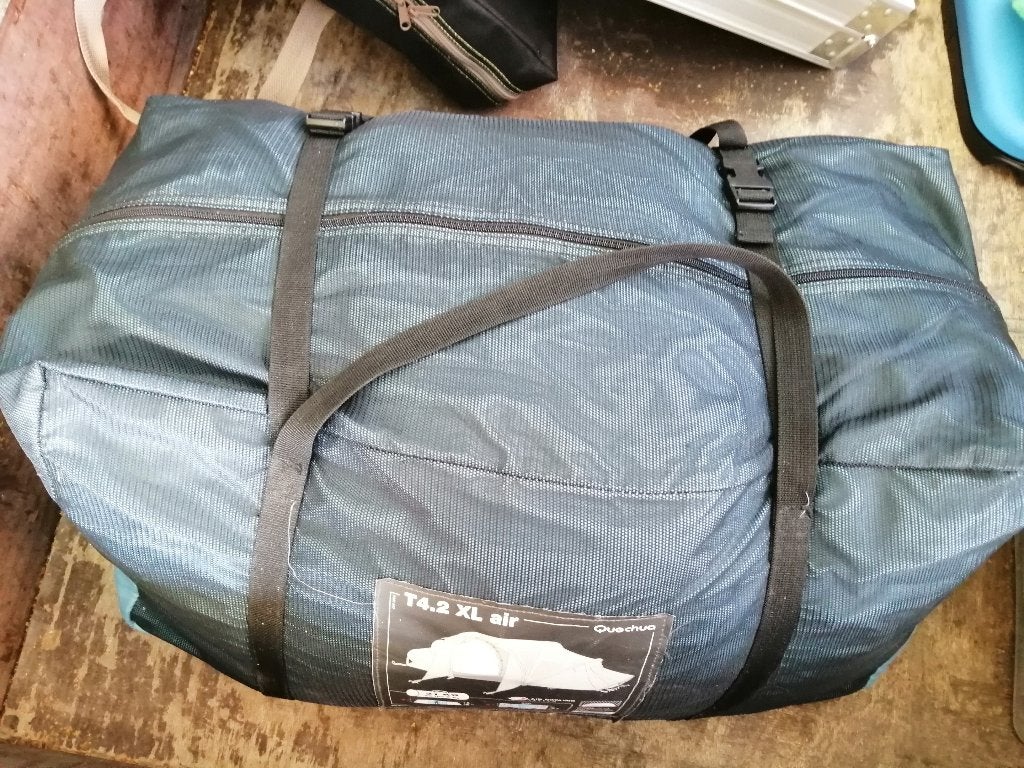 Kampeertent( 4 personen )met tafel, stoelen ,kast, matras, Caravanes & Camping, Enlèvement, Utilisé, Jusqu'à 4