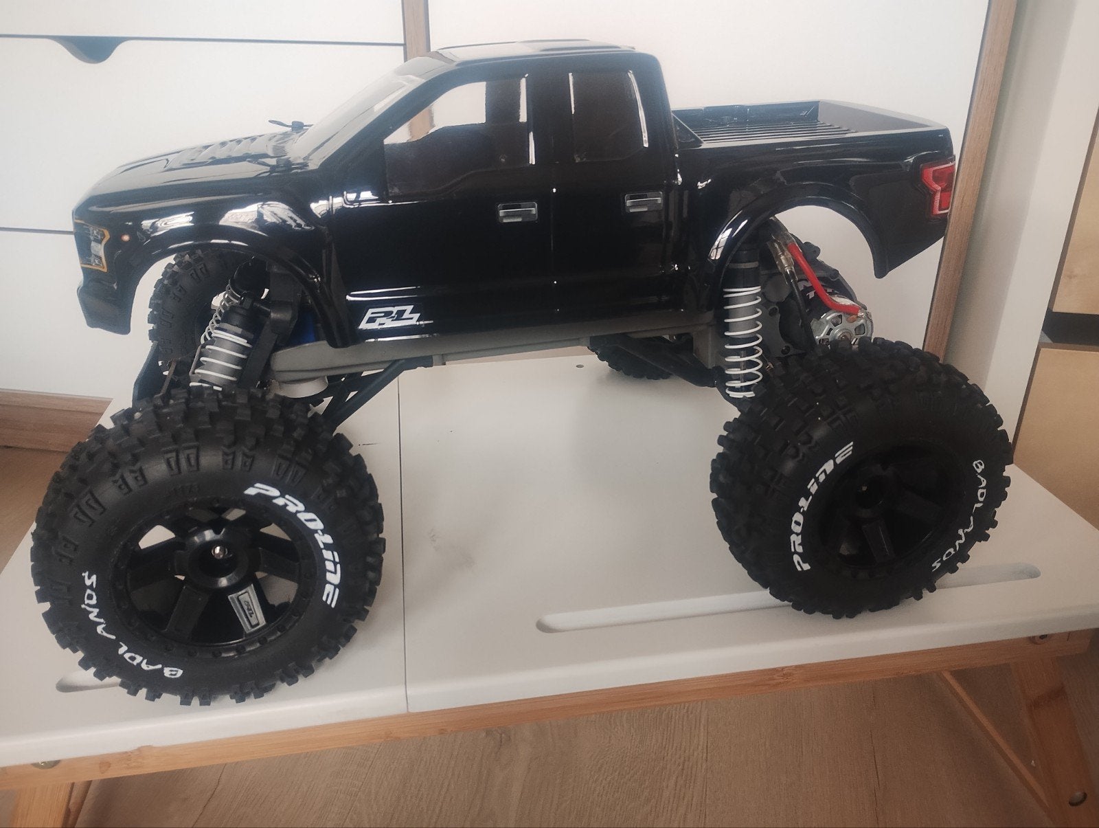Traxxax Stampede TITAN à 2 roues motrices avec carrosserie R, Hobby & Loisirs créatifs, Échelle 1:10, Enlèvement ou Envoi, Voiture off road