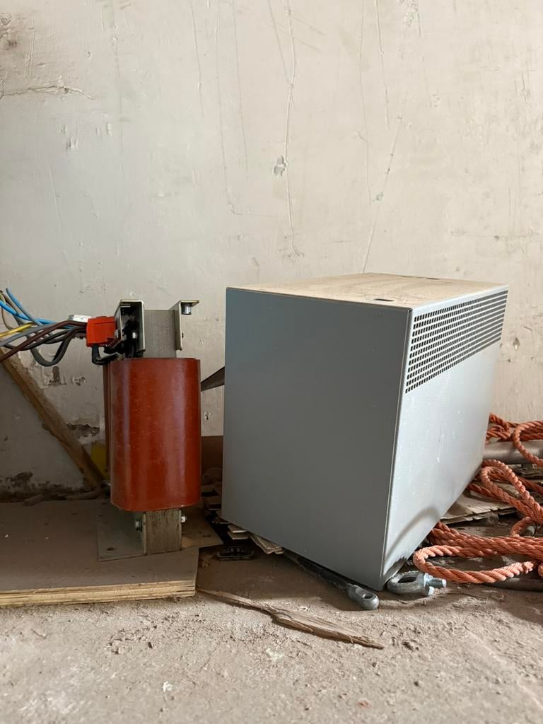 Transformateur erea att 11000 11kva, Bricolage & Construction, Électricité & Câbles, Enlèvement, Comme neuf