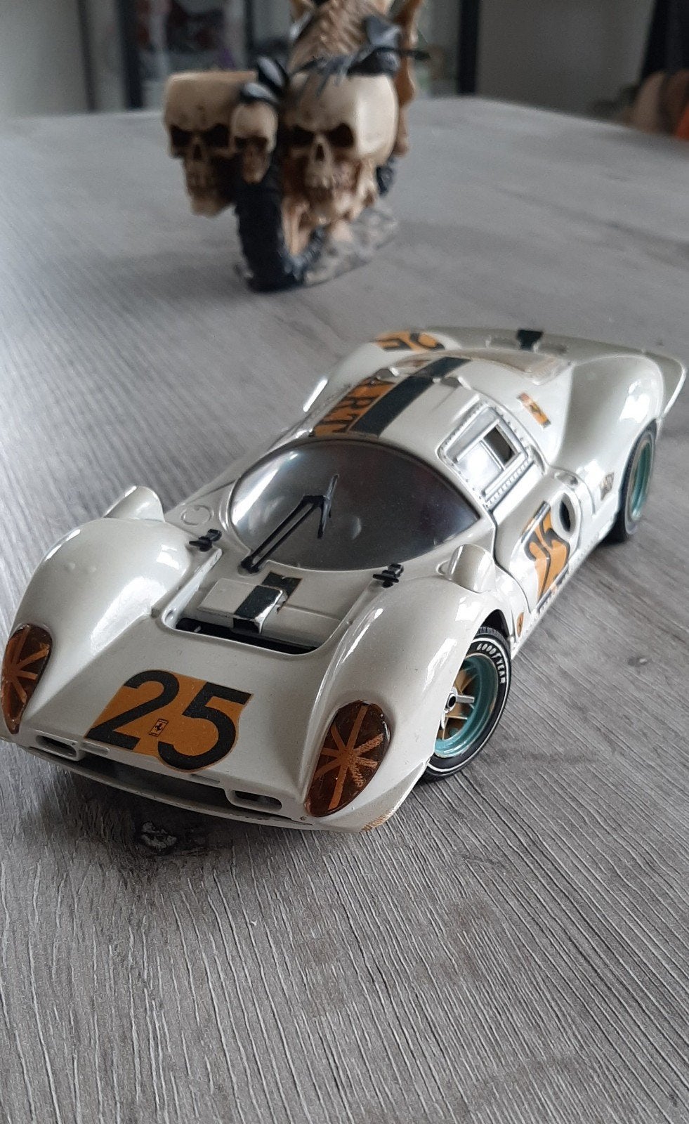 Ferrari wit 330 p4 belettering nr 25 (1:18)
Schaal: 1:18.
St, Hobby en Vrije tijd, Ophalen