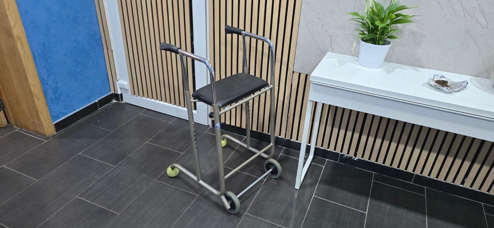 déambulateur  rollator vermeiren 250 avec deux roues très st, Immo