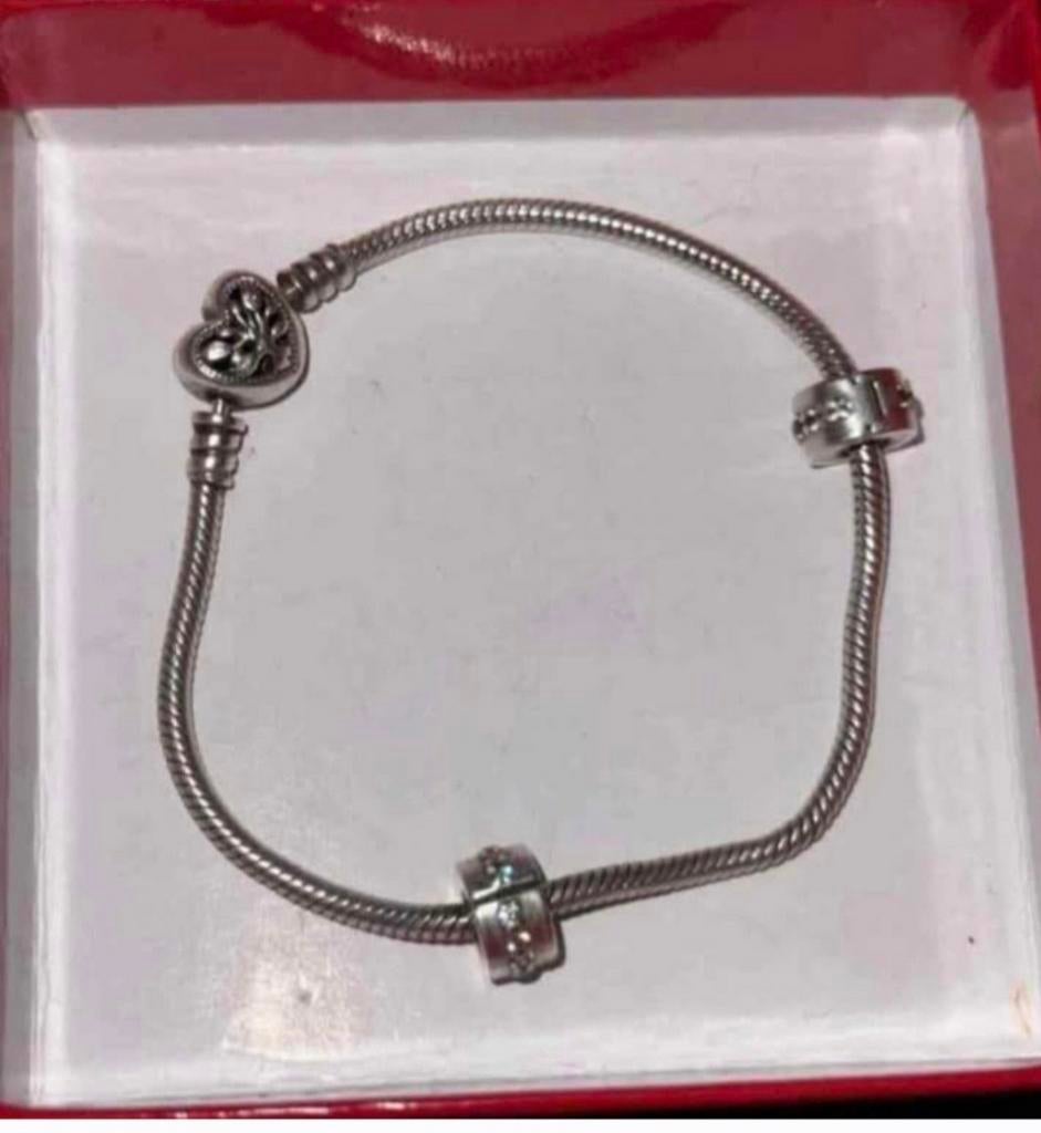 Bracelet pandora, Enlèvement