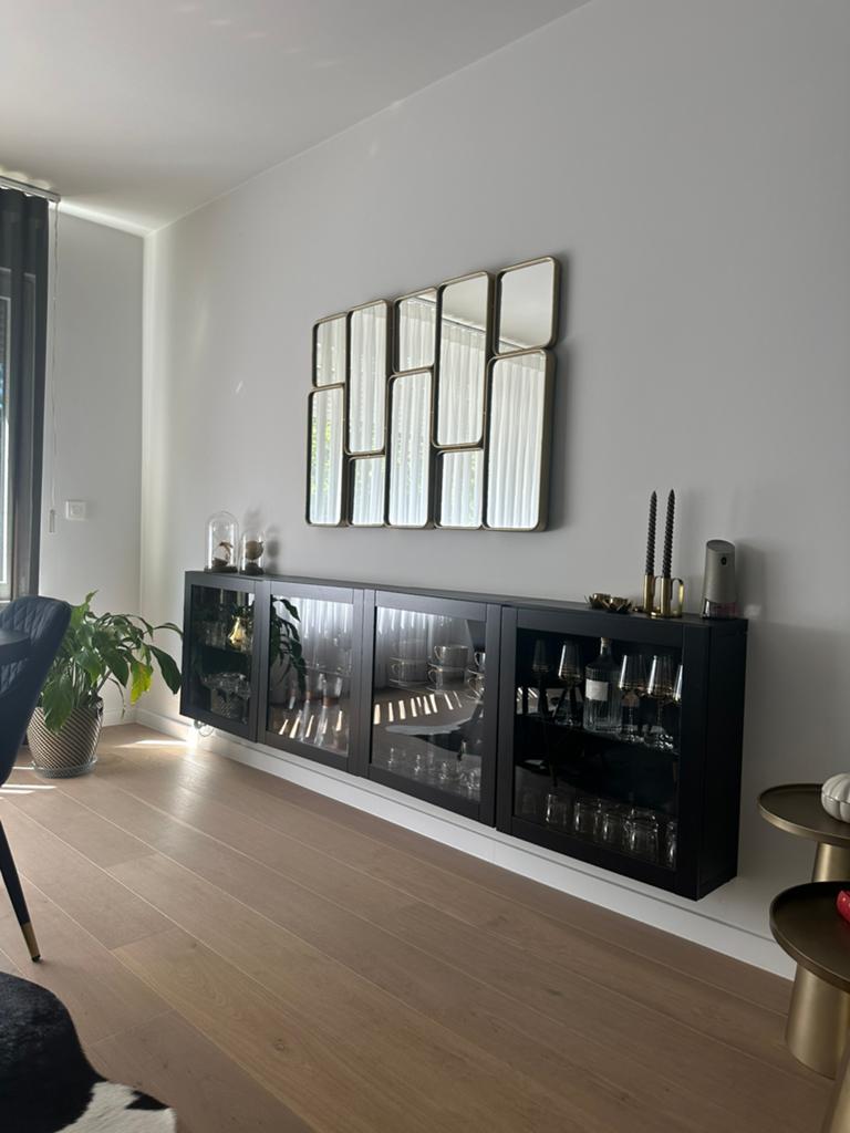 IKEA BESTÅ vitrinekast + design spiegel Maison du Monde, Huis en Inrichting, Kasten | Vitrinekasten, Zo goed als nieuw, Ophalen