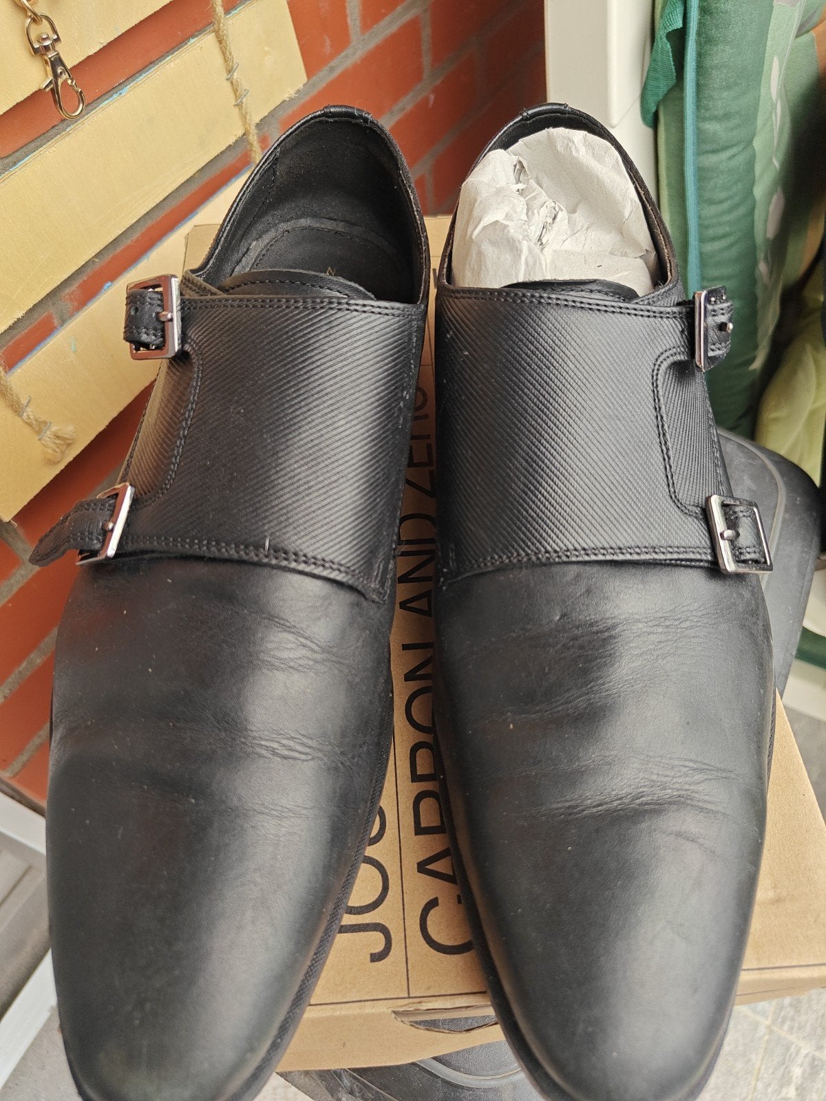 Goede schoenen in maat 42, Ophalen