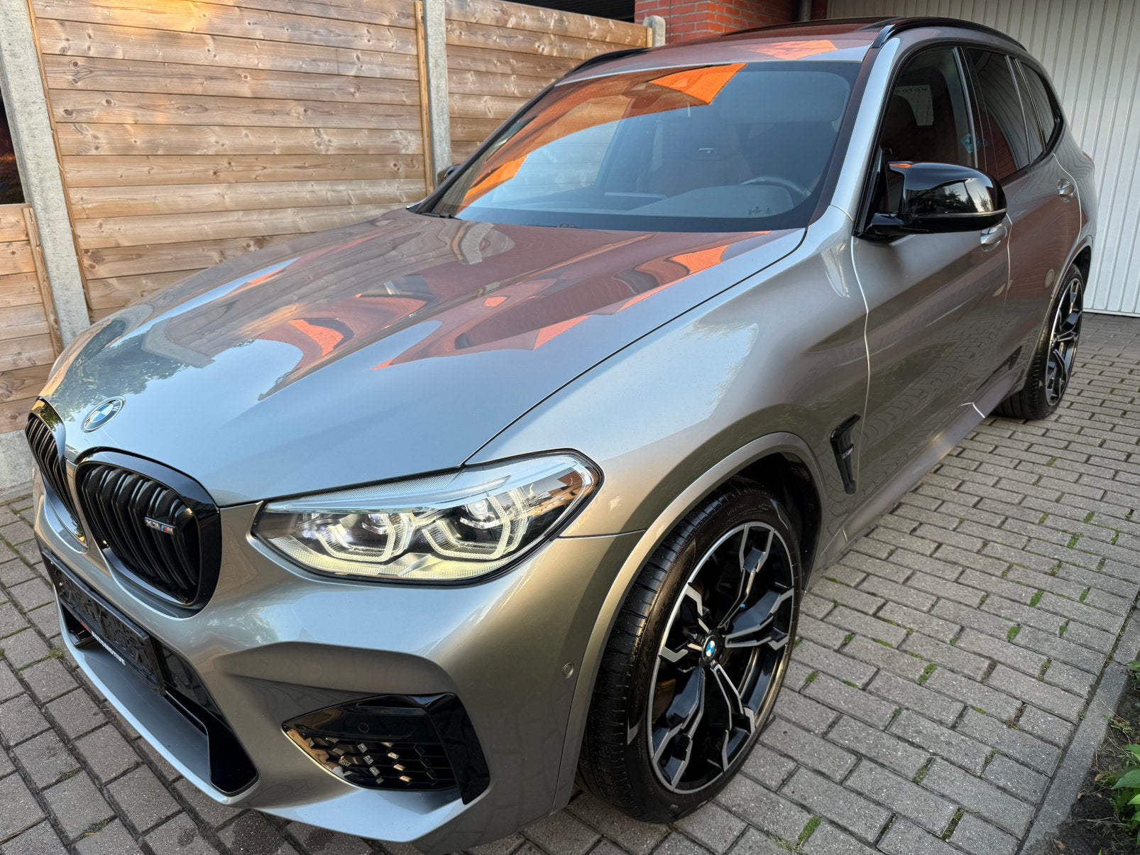 BMW X3 M COMPETITION - LICHTE VRACHT|PANO|BTW RECUPEREERBAAR, Auto's, Automaat, Dealer onderhouden, Euro 6, Beige