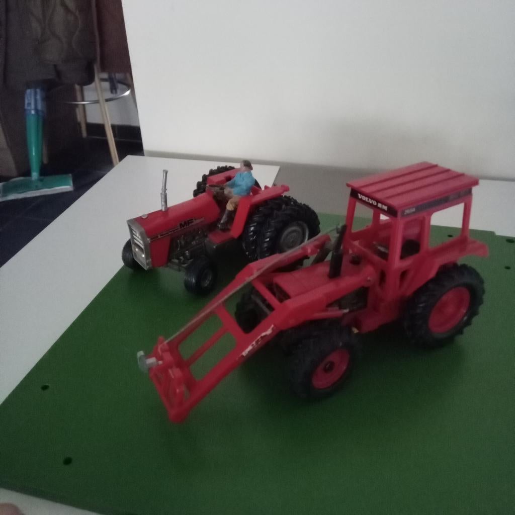 BRITAINS VOLVO 2654 BM+MASSEY FERGUSON 595, Verzenden, Britains