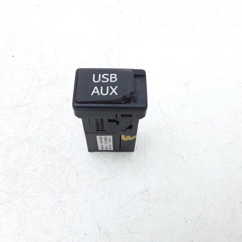 AUX/USB POORT Toyota Prius Plus (ZVW4) (01-2011/-), Gebruikt, Kundenbetreuung@toyota.de, Toyota, Toyota-Allee 2
50858  Köln, DE