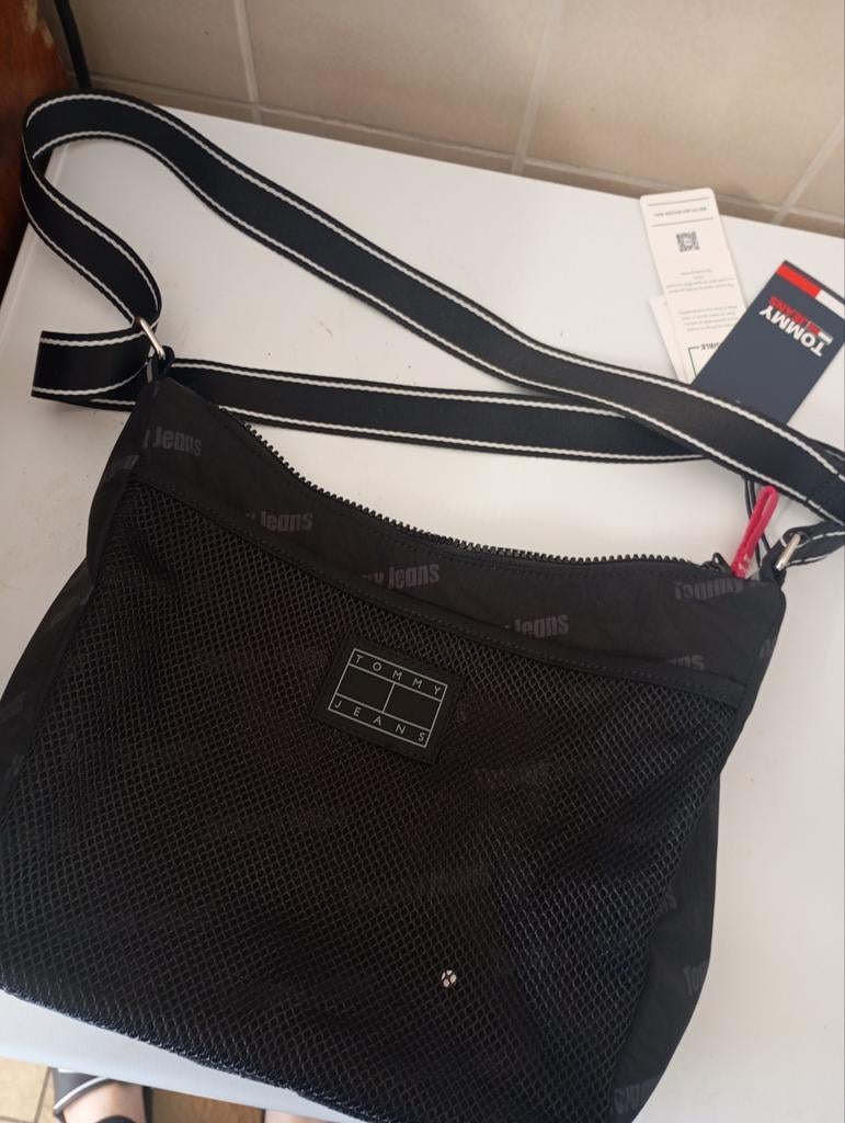 Sac bandoulière Tommy Jeans - Neuf avec étiquette, Bijoux, Sacs & Beauté, Sacs | Sacs à bandoulière, Enlèvement ou Envoi