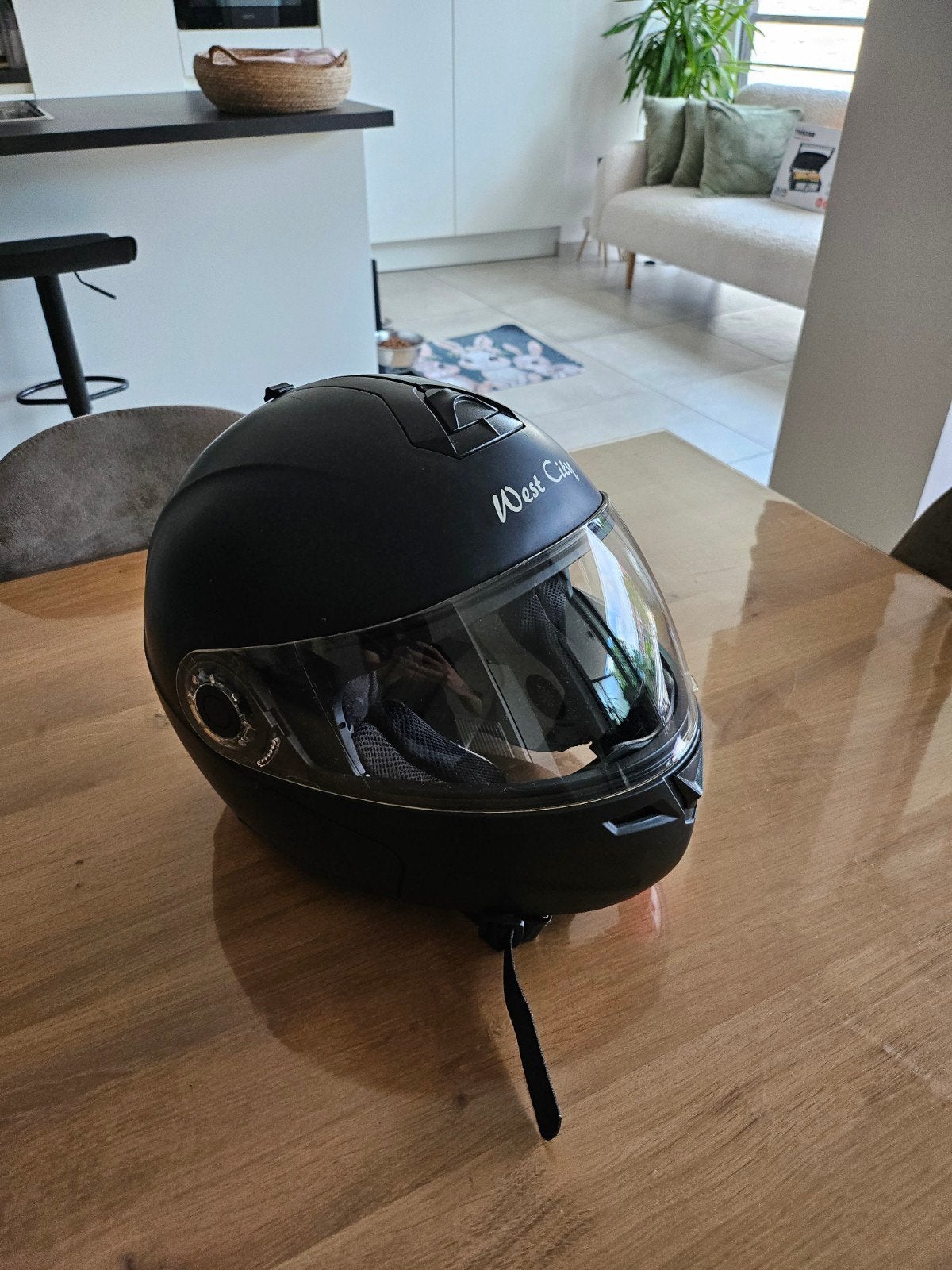 Helm West City, Enlèvement, Seconde main, M, Femmes
