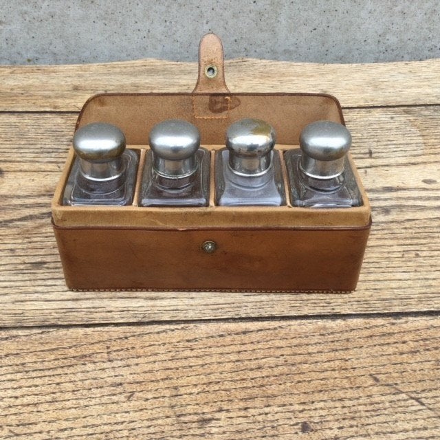 Lederen etui/reisset met 4 parfumflesjes, Antiek en Kunst, Ophalen of Verzenden