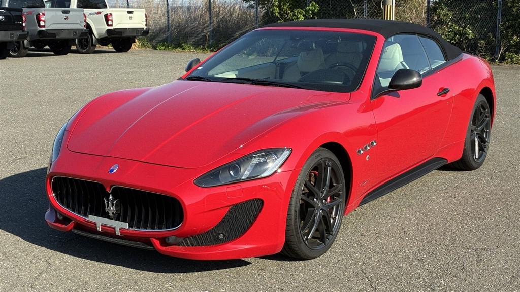 Maserati GranCabrio Sport 4.7L 2015 Uniek & Mooi (BTW AUTO), Auto's, Maserati, Automaat, Cabriolet, Bedrijf, Grijs