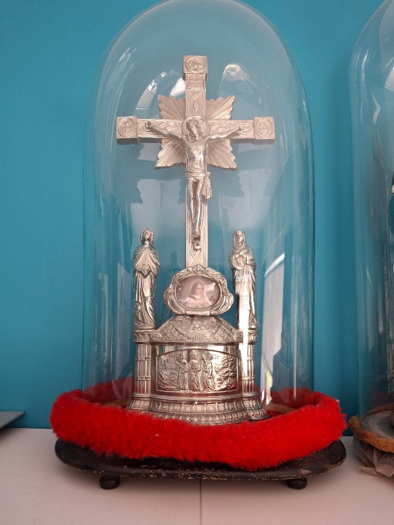 Kruisbeeld onder stolp, Antiek en Kunst, Antiek | Religieuze voorwerpen, Ophalen