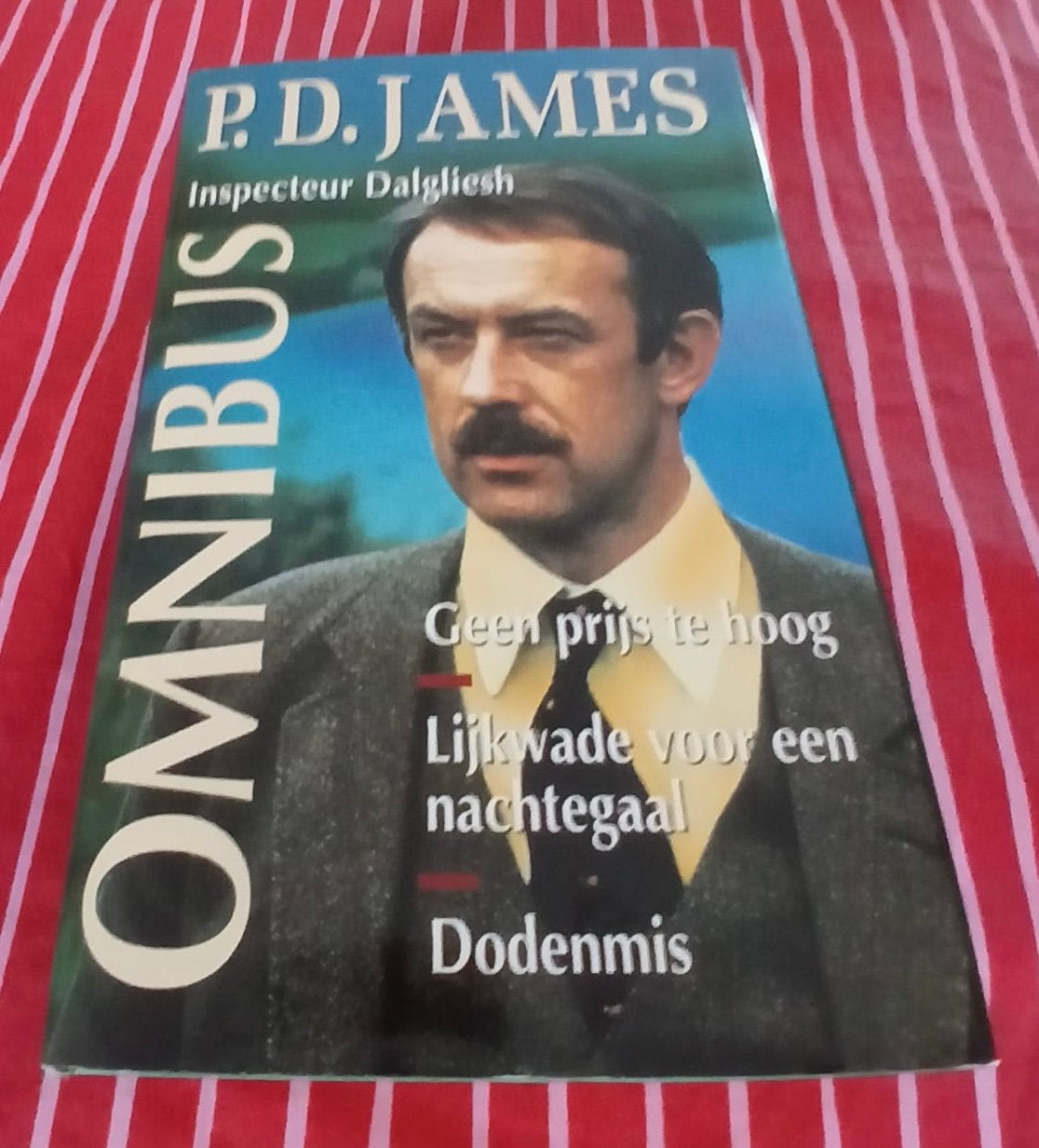 Omnibus avec trois romans policiers de P.D. James, Livres, Enlèvement ou Envoi, Comme neuf