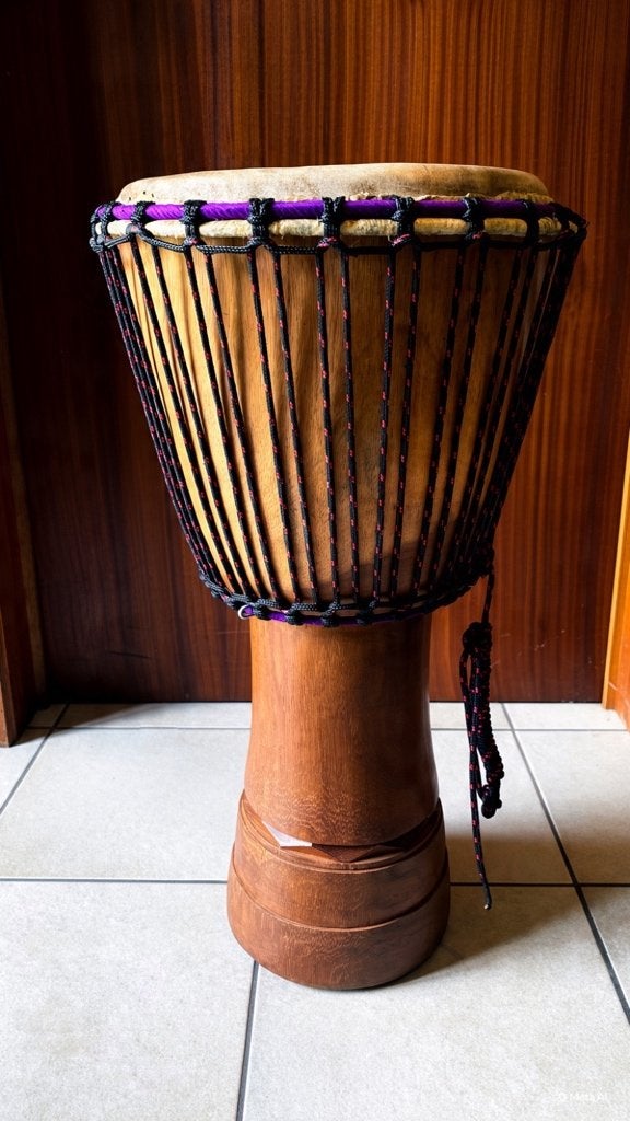 Djembe 12,5 inch – geitenvel – incl. 3 ratels & draagzak, Muziek en Instrumenten, Ophalen, Zo goed als nieuw, Overige soorten
