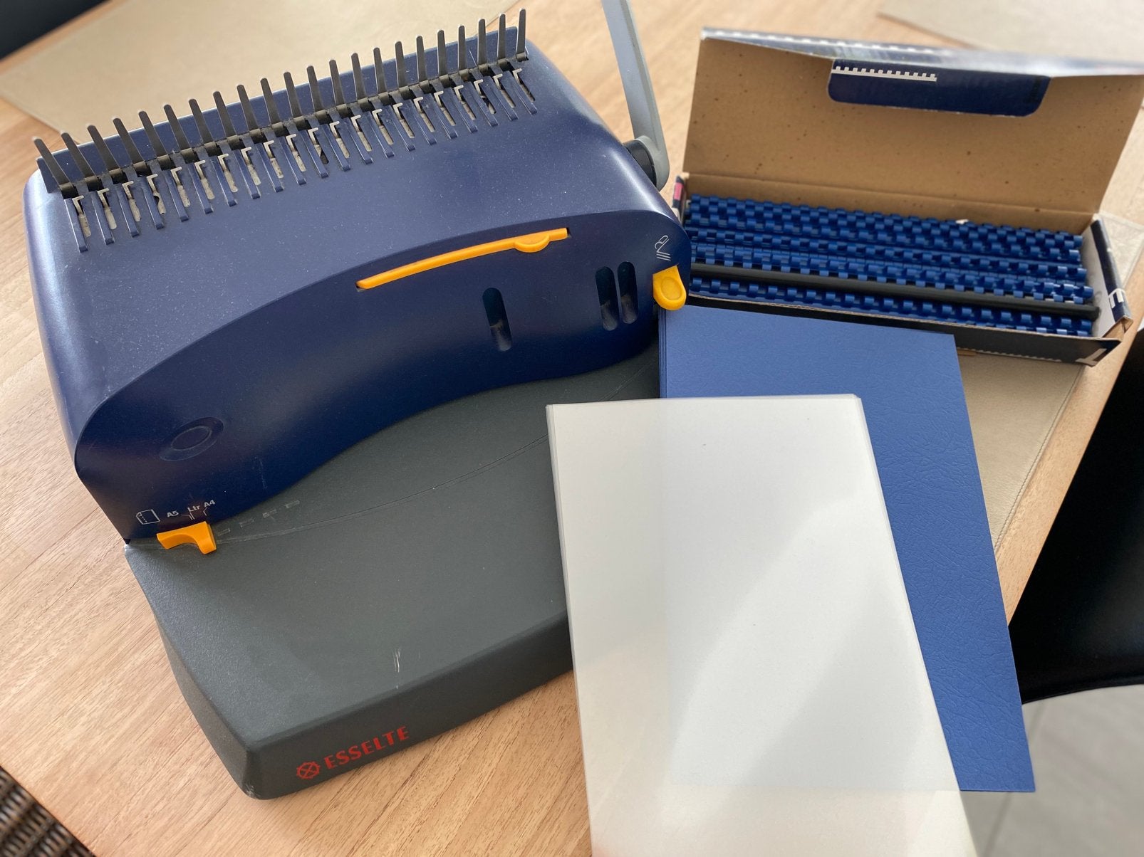 Boeken inbindmachine Esselte CB300, Diversen, Bureau-accessoires, Ophalen, Zo goed als nieuw
