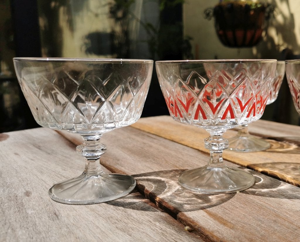 2 Vintage champagne of dessert coupes Arlequin, VMC Reims., Antiquités & Art, Enlèvement ou Envoi