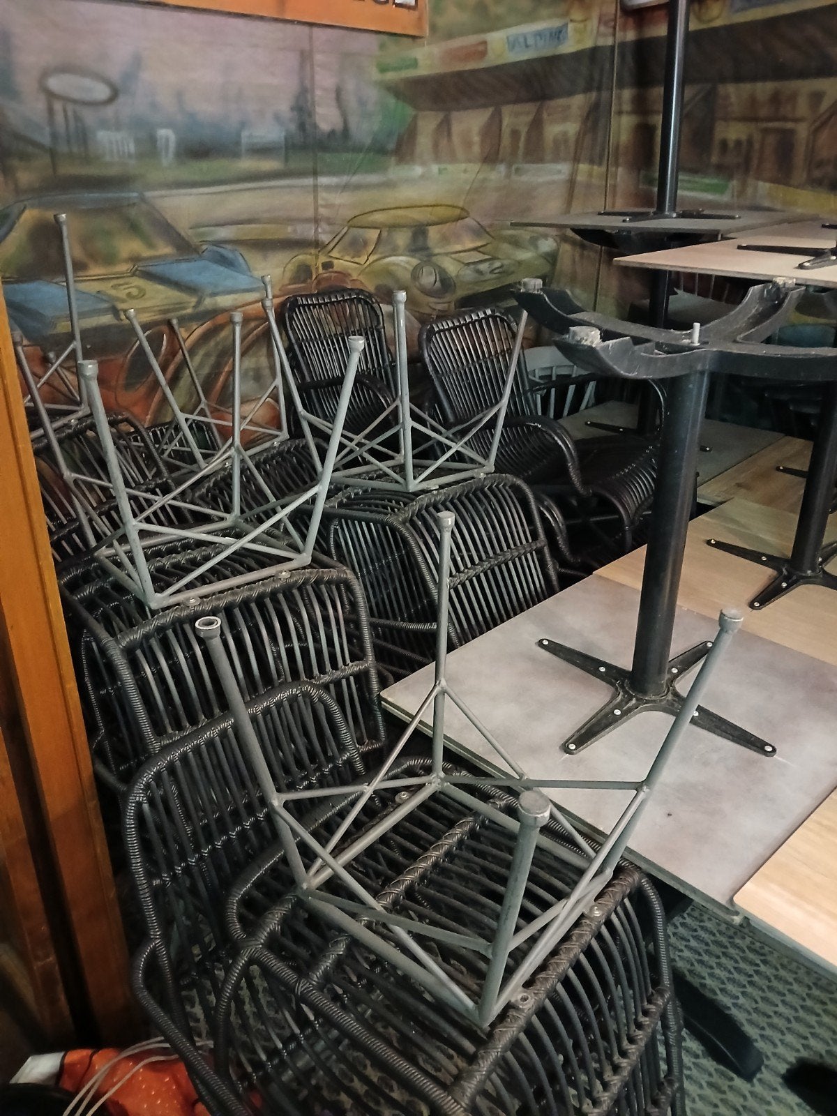 Hip bistro restaurant terras, 28 stoelen en 18 tafels, Ophalen