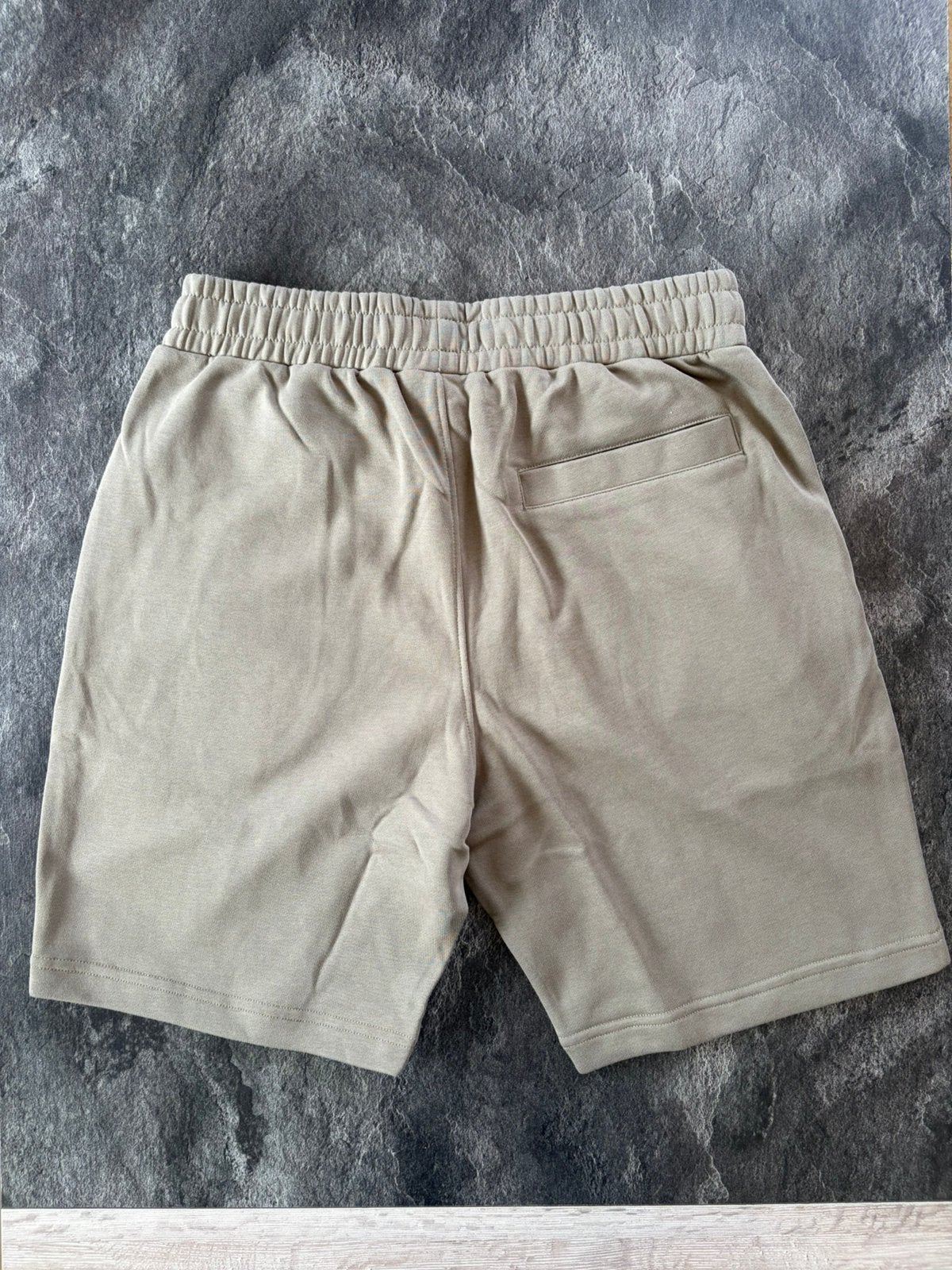 Lacoste kaki korte broek maat L, Ophalen, Nieuw, Maat 52/54 (L), Overige kleuren