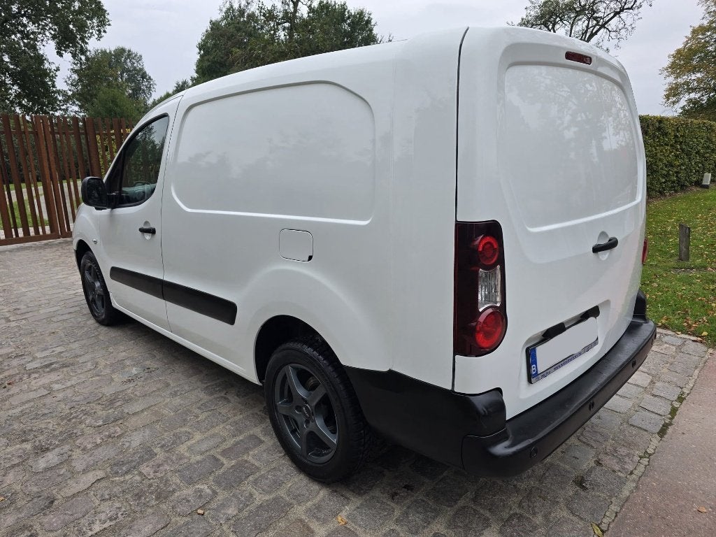 Peugeot Partner 1.6 HDI L2 lichte vracht / 3 ztpl / Euro 5b, Auto's, Voorwielaandrijving, Euro 5, Stof, Zwart