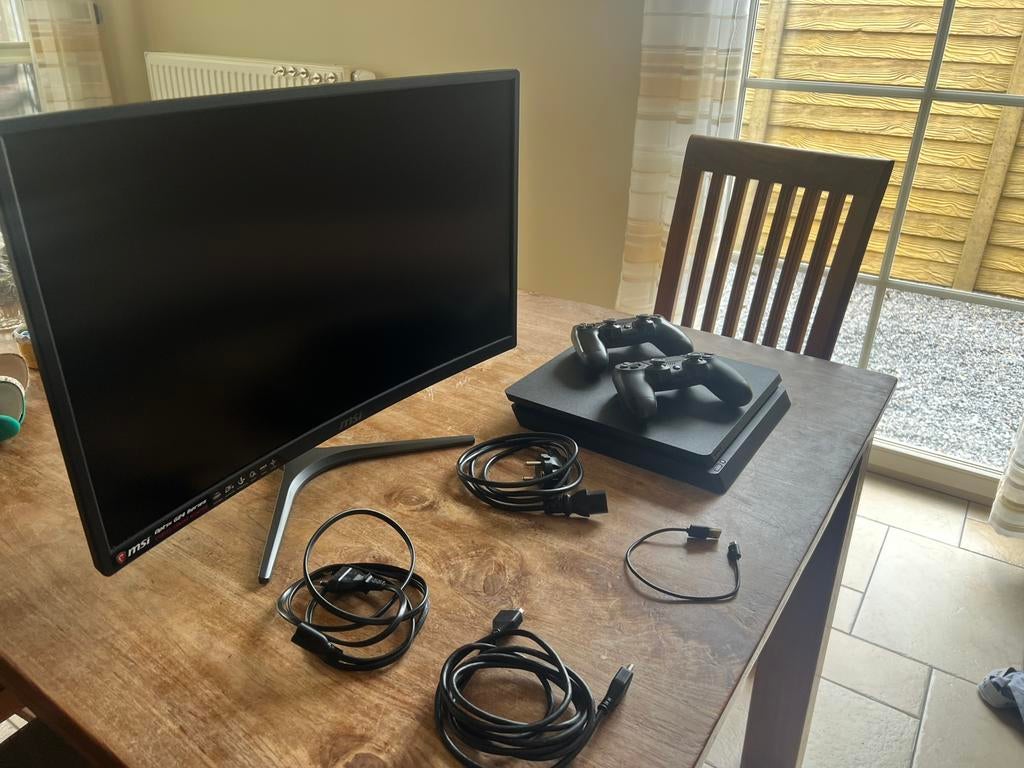 Ps4 met twee controllers + MSI curved gaming monitor, Games en Spelcomputers, Spelcomputers | Sony PlayStation 4, Ophalen, Zo goed als nieuw
