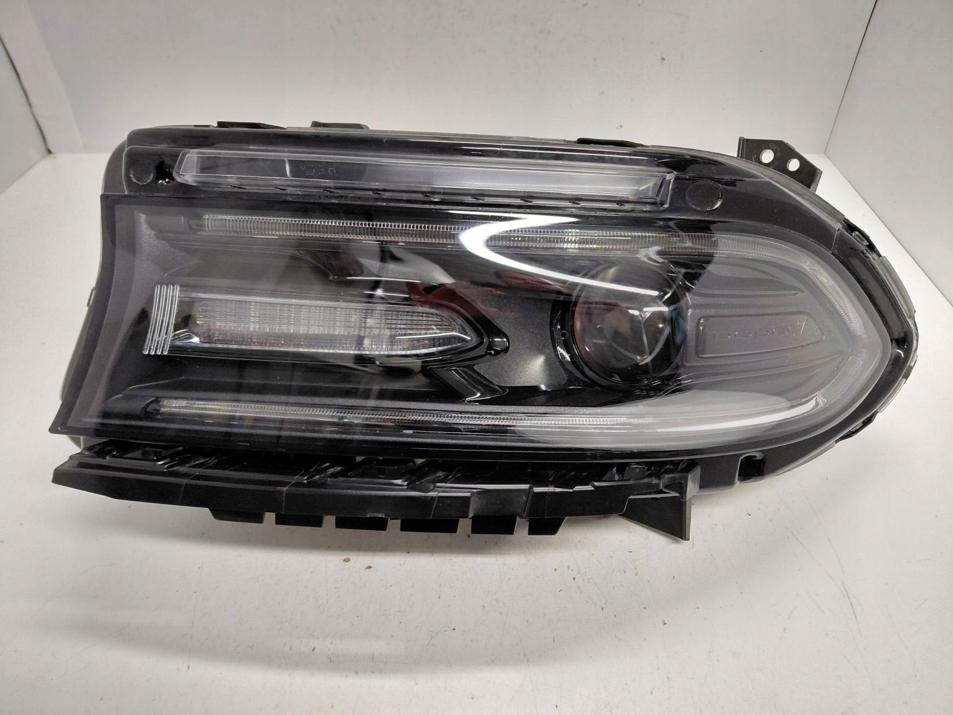 Liens Koplamp pour Dodge Charger, Taurusavenue 1
2132 LS  Hoofddorp, NL, Stellantis N.V., Info@stellantis.com, Utilisé