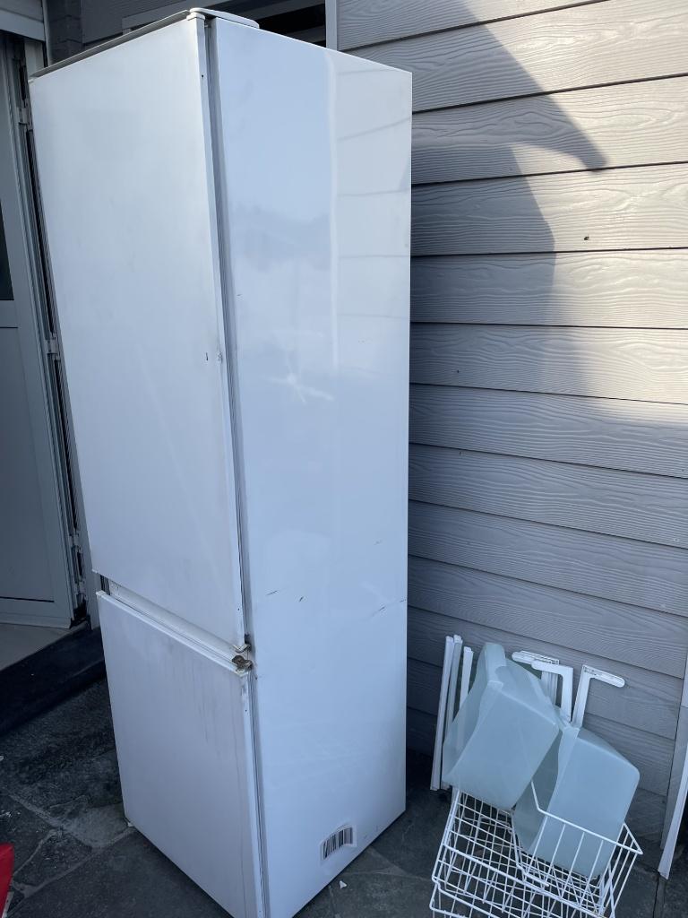 Frigo congélateur encastrable à donner, Elektronische apparatuur, Koelkasten en IJskasten, Gebruikt, Met aparte vriezer, Energieklasse A of zuiniger