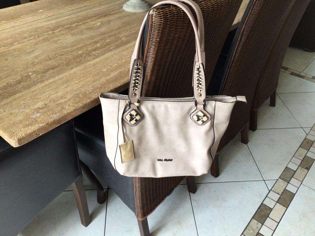 Handtas met vele opbergruimte perfect voor Moederdag!, Bijoux, Sacs & Beauté, Sacs | Sacs de voyage & Petits Sacs de voyage, Comme neuf
