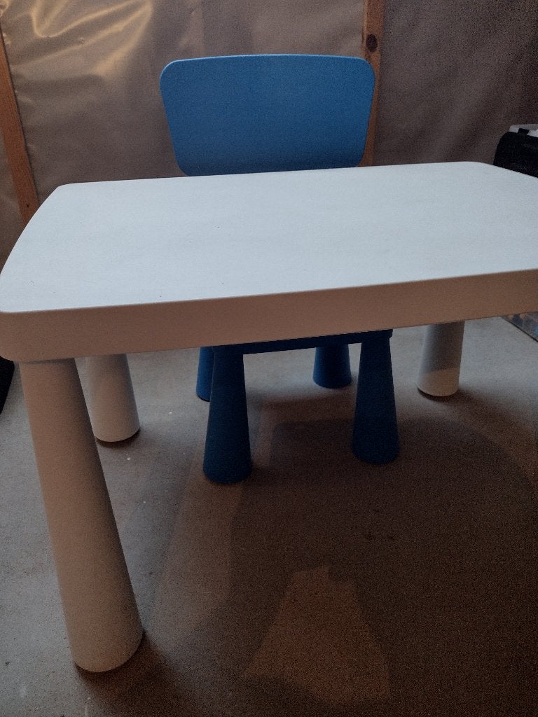 IKEA MAMMUT kindertafel met bijhorende blauwe stoel., Enlèvement, Utilisé, Table(s)