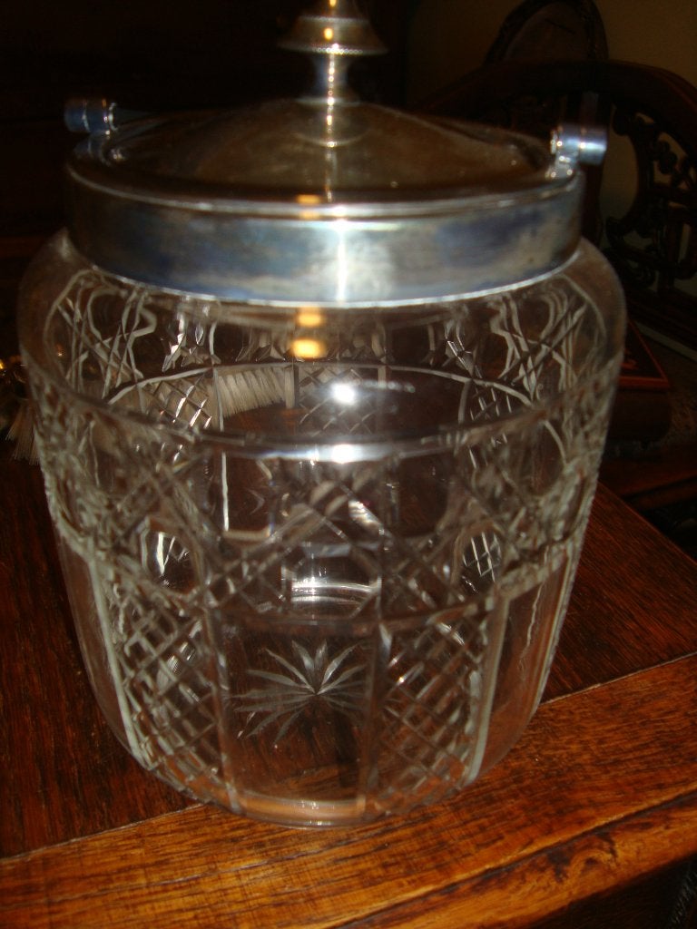 Koekjestrommel in geslepen glas en verzilverde montuur., Ophalen