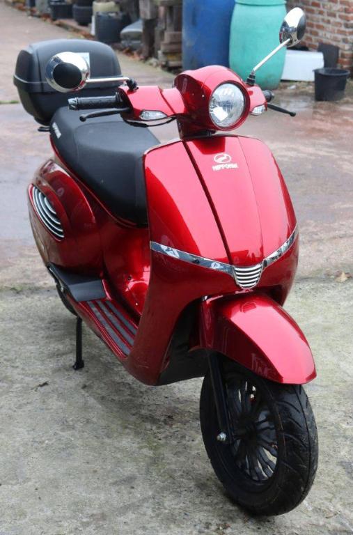 elektrische scooter als splinternieuw italiaans Nipponia, Ophalen