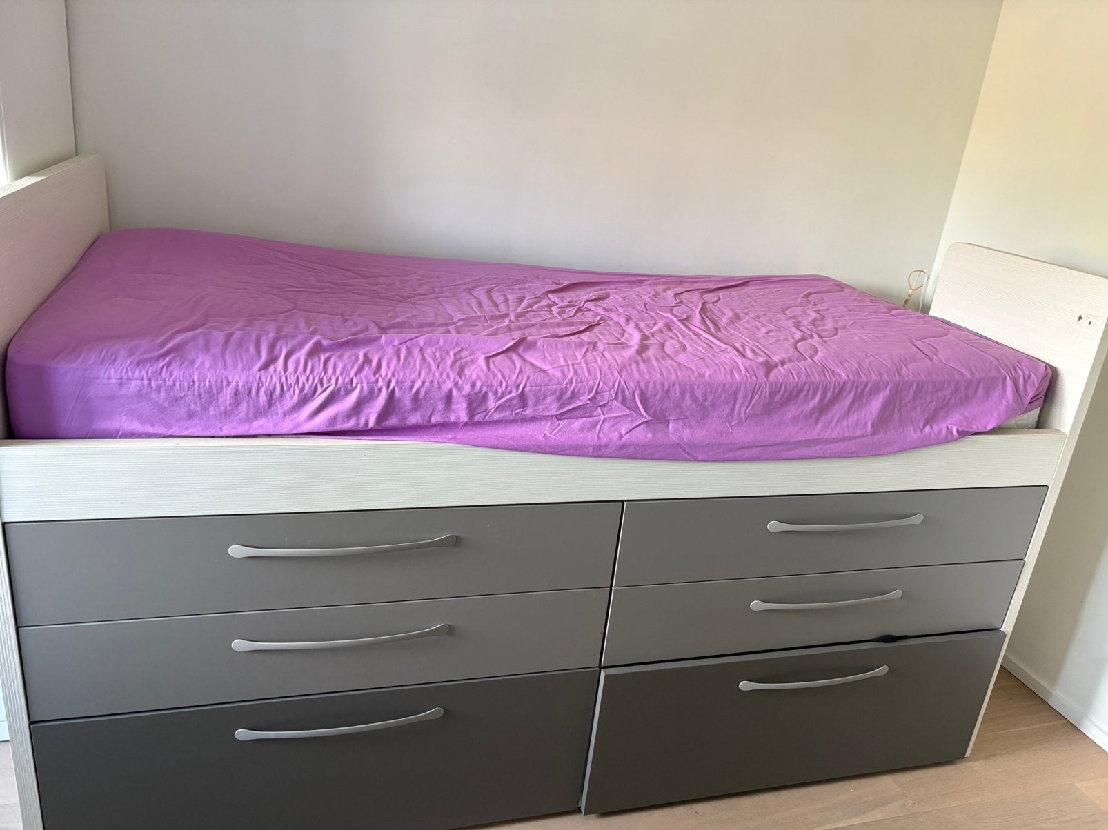 Bed met ruime opbergruimte en trapje, Ophalen, Zo goed als nieuw