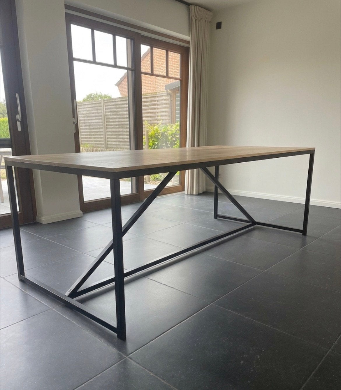 Tafel met metalen frame, Huis en Inrichting, Tafels | Eettafels, Ophalen, 200 cm of meer, 50 tot 100 cm, Vijf personen of meer