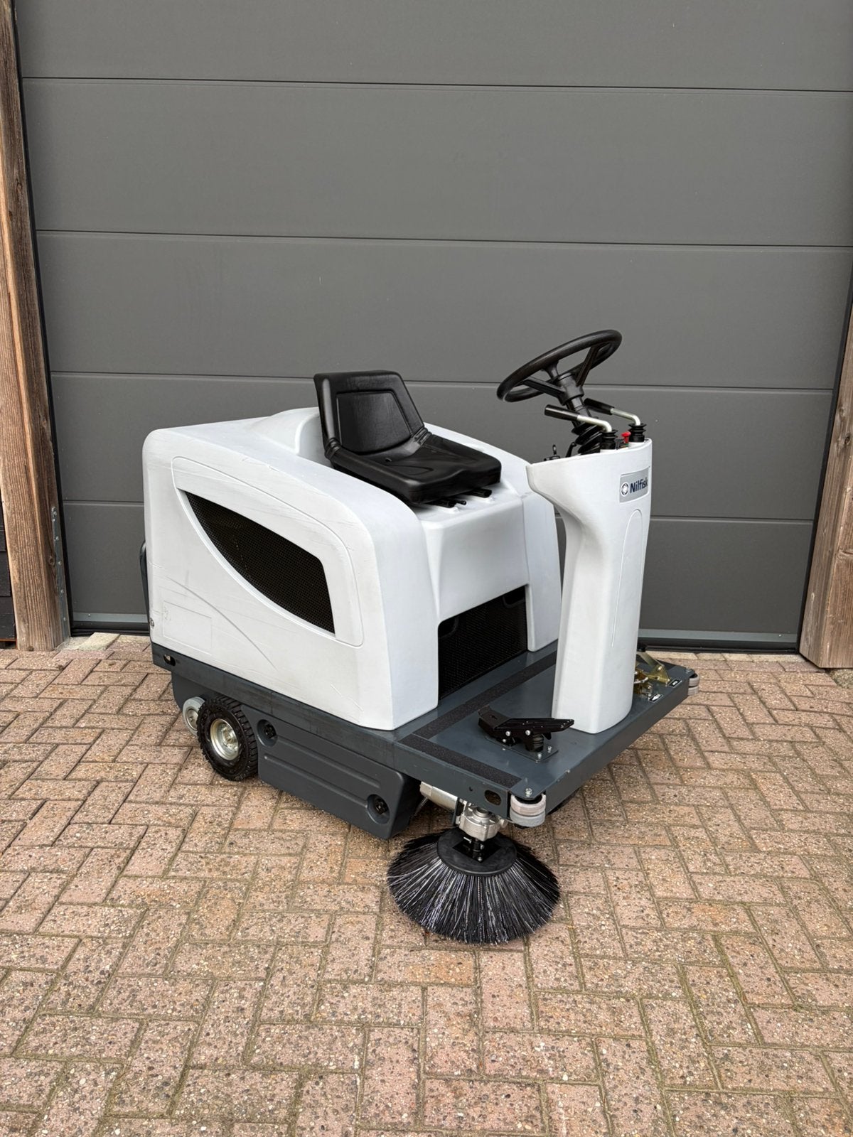 Veegmachine | Nilfisk SR1100 | Nieuw accupakket, Tuin en Terras, Ophalen of Verzenden, Zo goed als nieuw