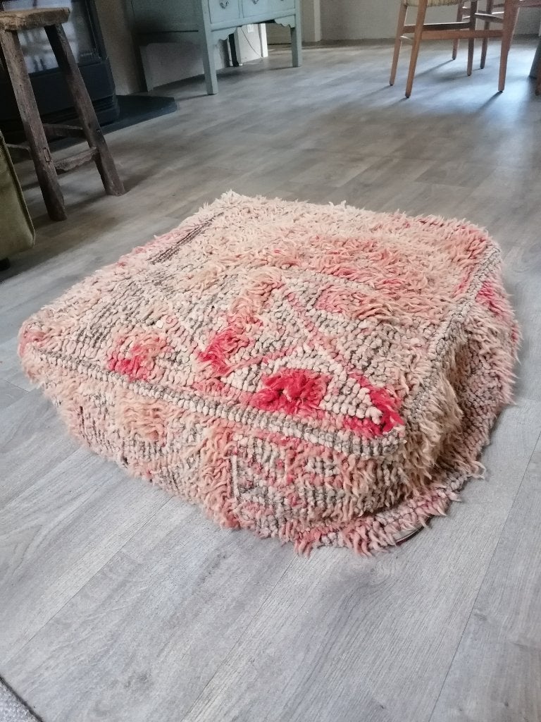 Boujaad vloerpoef, Ophalen