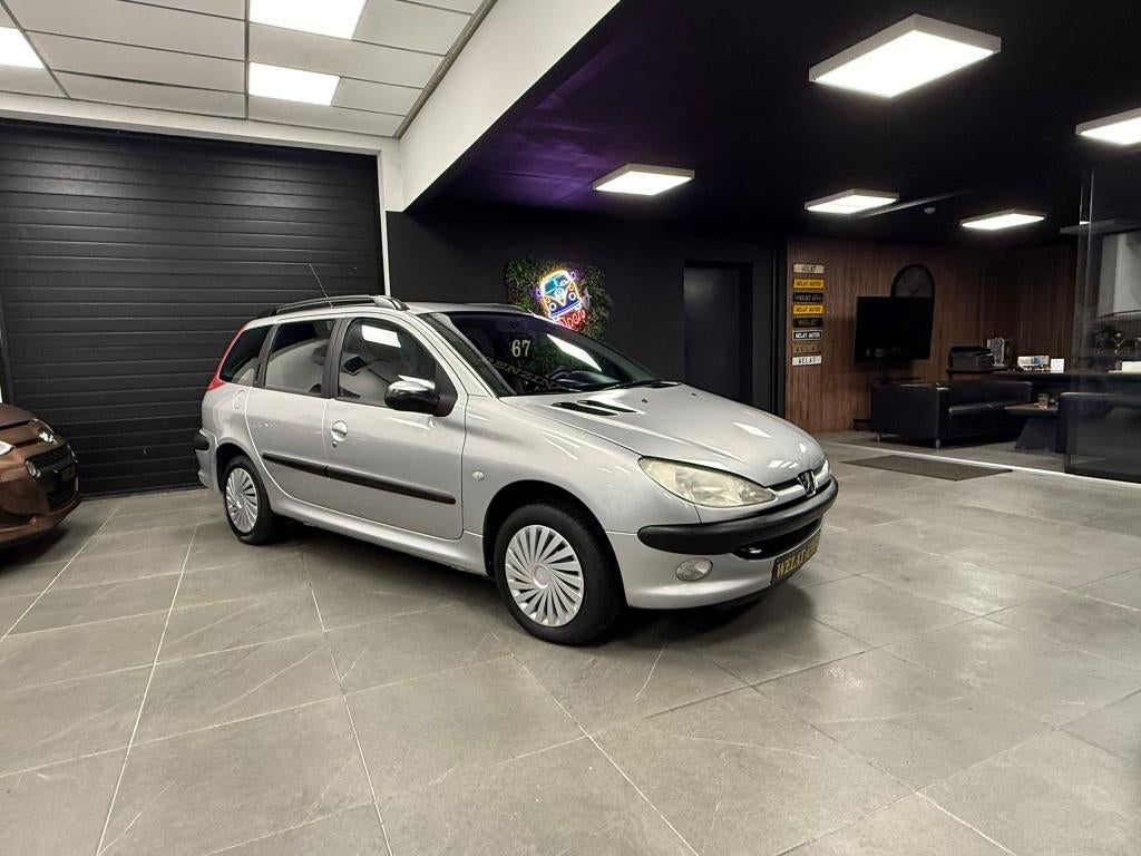 PEUGEOT 206 BENZINE 60.000KM TOPSTAAT, Autos, Peugeot, Entreprise, Bluetooth, Essence, Boîte manuelle, Argent ou Gris, Noir, Enlèvement
