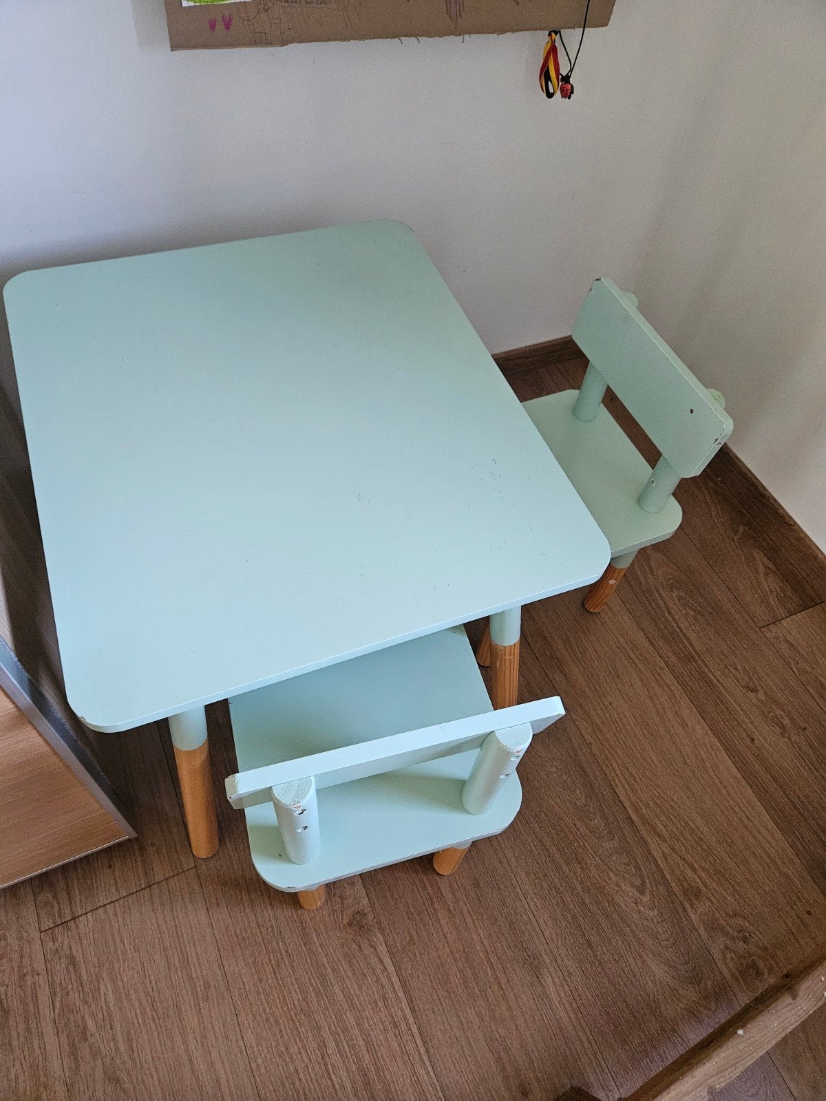 Petite table vert menthe et ses deux chaises, Enfants & Bébés, Chambre d'enfant | Tables & Chaises, Enlèvement
