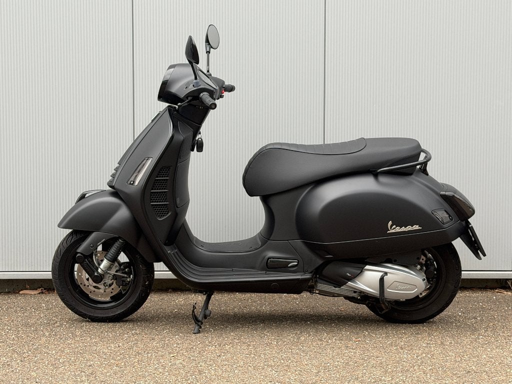 Piaggio Vespa GTS 300 Notte / Limited Edition / 3750km, Scooter, Bedrijf, Minimaal motorrijbewijs A2, Automaat
