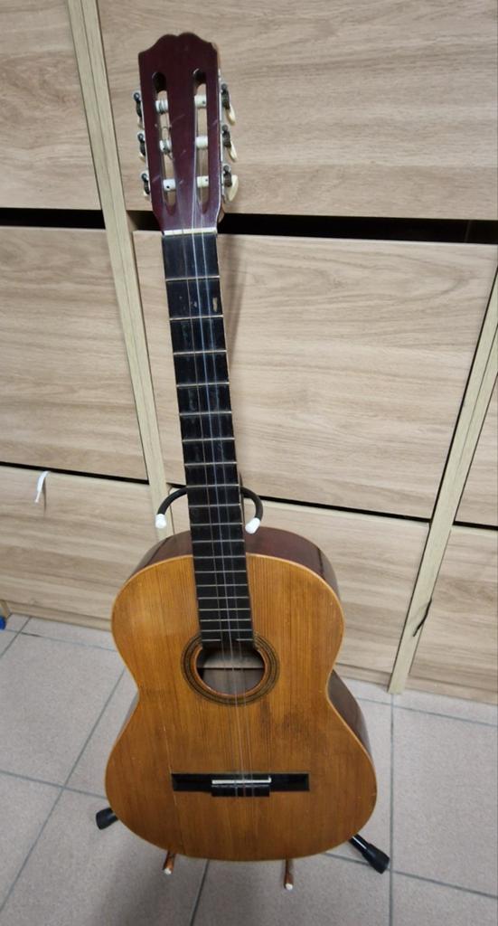 Guitare acoustique avec support, Musique & Instruments, Instruments à corde | Guitares | Acoustiques, Enlèvement