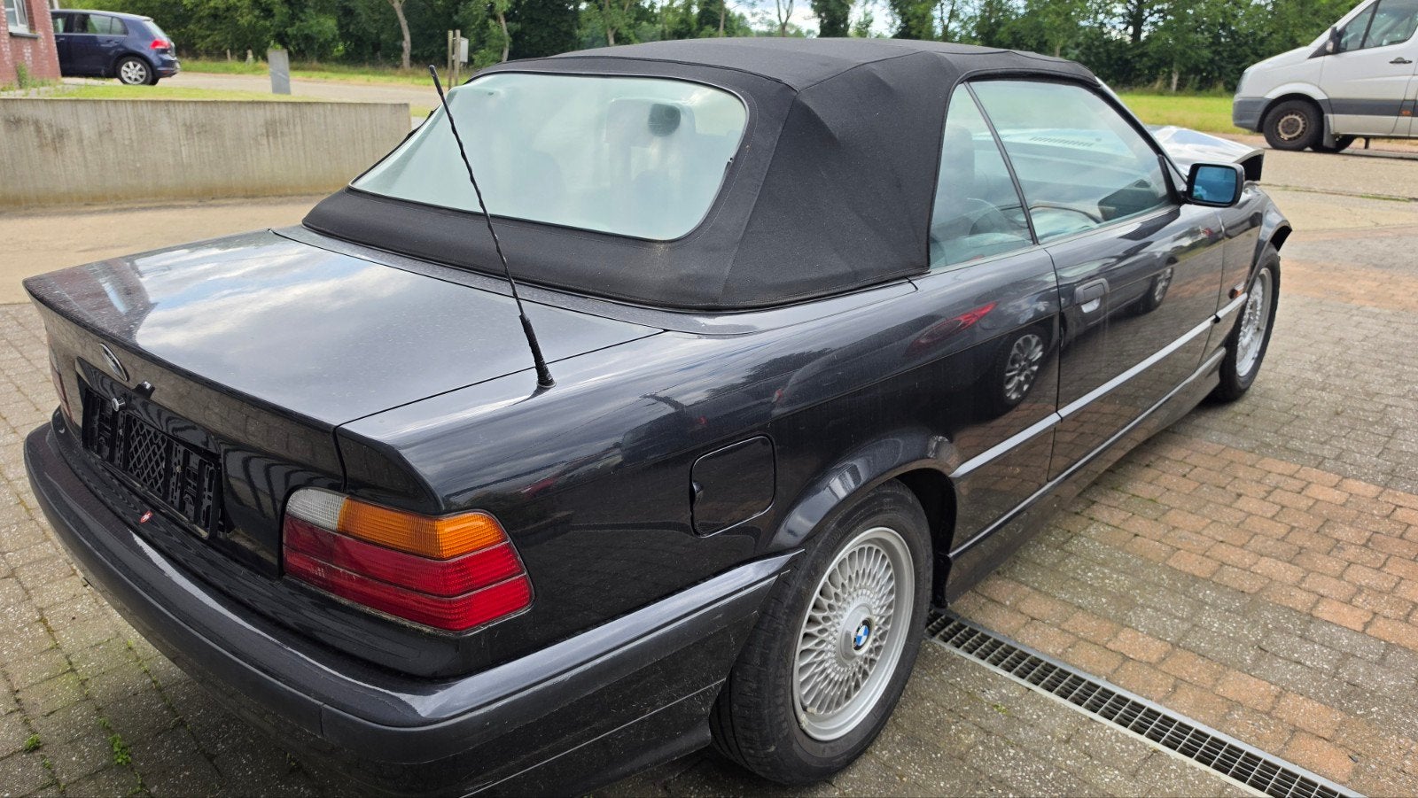 BMW 320I Cabrio E36 1er propriétaire 160.000 km (dégâts), Autos, Cuir, Cabriolet, Noir, 2 portes