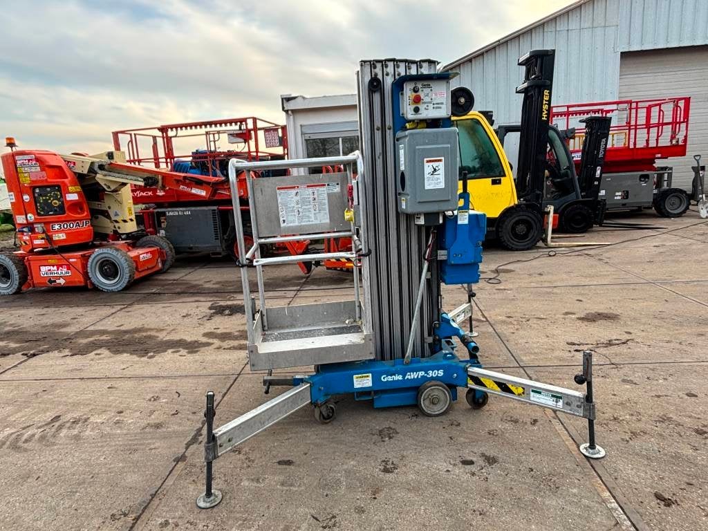 Genie AWP30S masthoogwerker Genie 2002 11 meter (bj 2002), Zakelijke goederen, Machines en Bouw | Liften, Steigers en Ladders